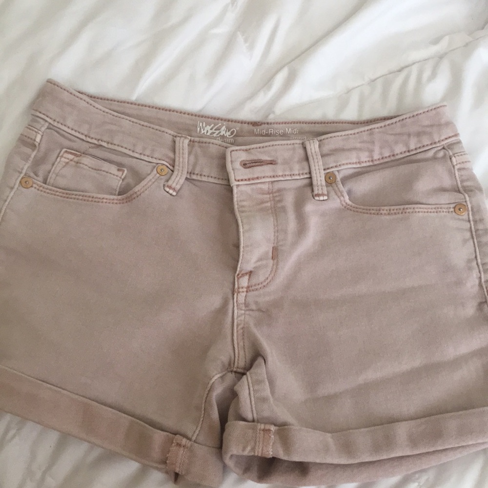 Pale pink mid-rise shorts